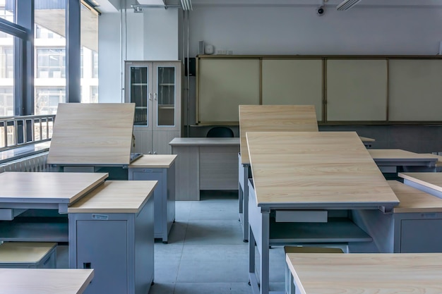 Sala de aula da escola sem aluno e professor