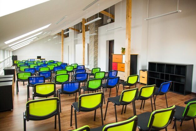 Foto sala de aula moderna com cadeiras coloridas e design interessante