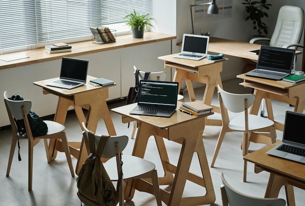 Sala de aula moderna para aula de TI com computadores