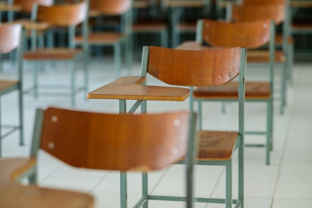 Sala de aula vazia em ambiente universitário de cadeira na sala projetar distanciamento social novo normal