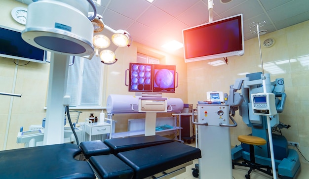 Sala de cirurgia moderna com interior de tela de raio-x de equipamento avançado em emergência de cuidados de saúde de cirurgia hospitalar