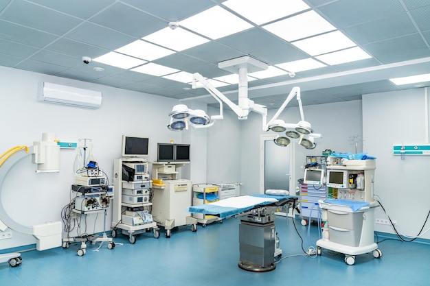 Sala de cirurgia moderna de um hospital Sala de cirurgia vazia de cuidados de saúde