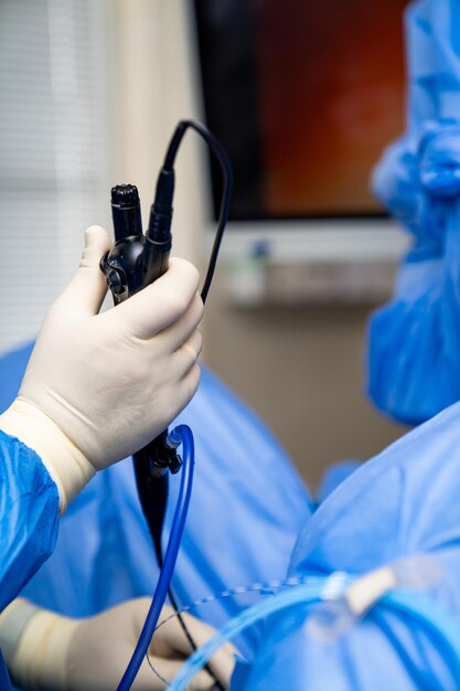 Sala de cirurgia moderna do hospital Médico vestindo processo de cirurgia estéril