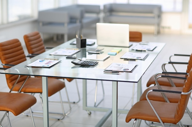 Sala de conferências antes da reuniãophoto com espaço para texto