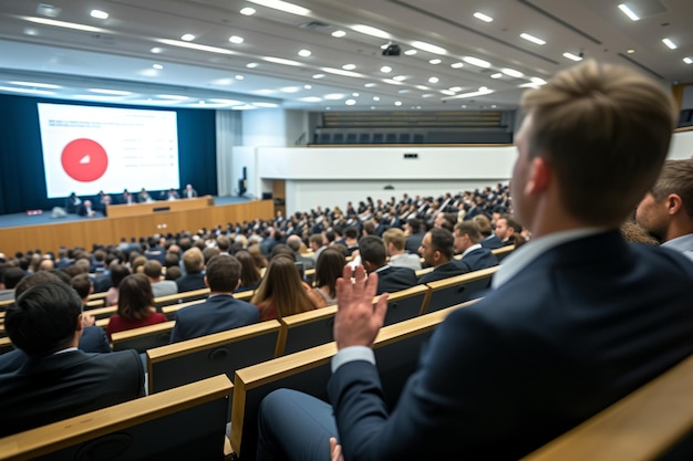 Sala de conferências de negócios cheia de gente.