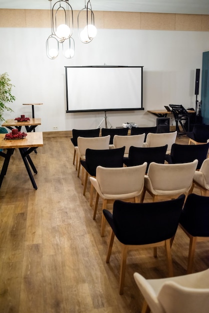 Foto sala de conferências de reunião com tela de maquete vazia em branco para publicidade