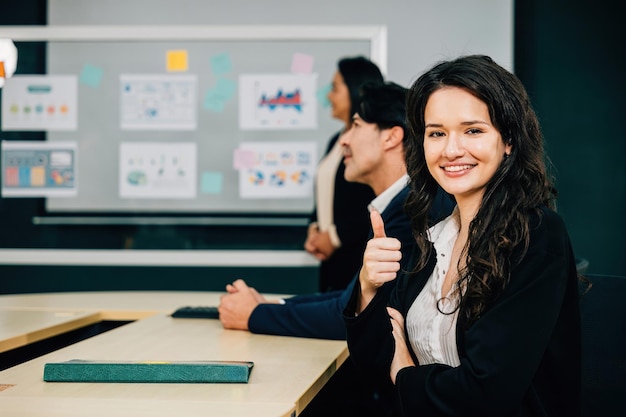 Sala de conferências repleta de diversidade e experiência Retrato de uma mulher de negócios refletindo sua liderança em sessões de brainstorming O CEO, os colegas, o gerente definem o sucesso através do trabalho em equipe e do planejamento