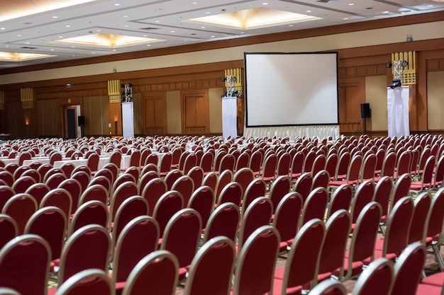 Sala de conferências vazia ou fundo da sala de seminário.