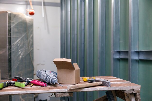 Foto sala de construção empoeirada com ferramentas