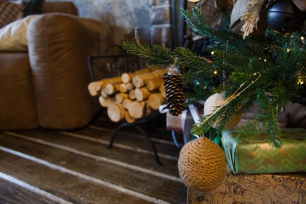 Sala de design com árvore de Natal, lareira. Estilo eco interior. Interior de sofá decorado de natal