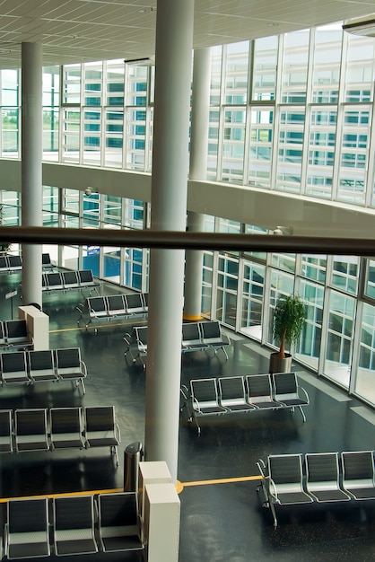 Sala de espera vazia do terminal do aeroporto com cadeiras