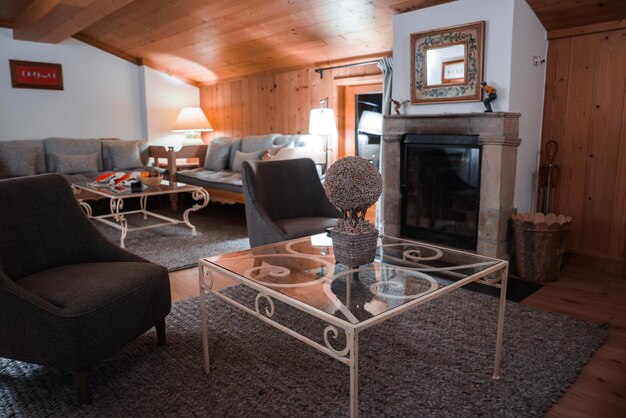 Sala de estar aconchegante com elementos rústicos modernos superfícies de madeira e lareira