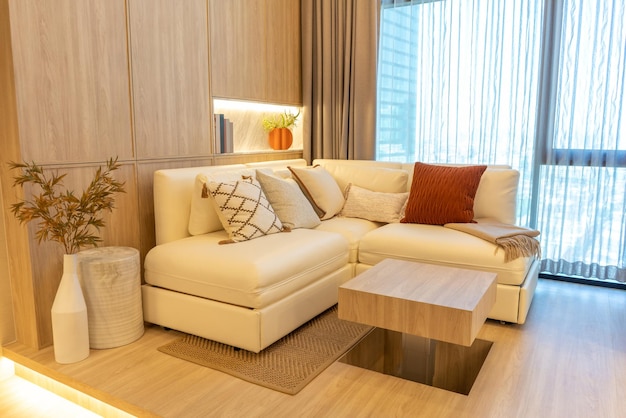 Sala de estar branca com janela de sofá de Condomínio Luxo e paisagem de verão Modelo de design de interiores escandinavo interior sala livina