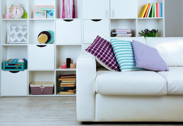 Foto sala de estar branca com sofá e estante