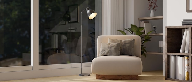Sala de estar contemporânea confortável e mínima com cadeira confortável ao lado da luminária de parede de vidro