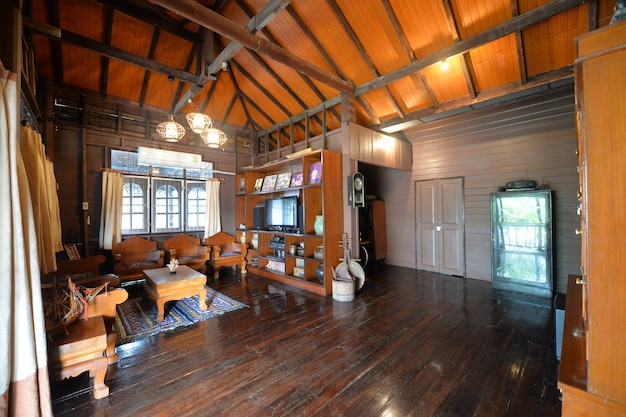 Sala de estar de madeira de estilo tailandês tradicional