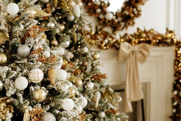 Sala de estar de natal com uma bela árvore de natal e presentes