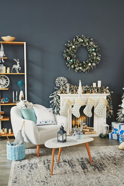 Sala de estar de Natal. Fundo azul e branco da árvore de Natal da decoração. Celebração de Ano Novo. Feliz Natal e Feliz Ano Novo.