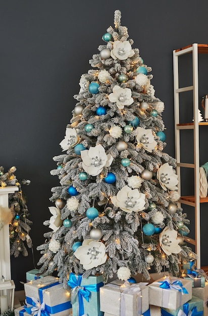 Sala de estar de Natal. Fundo azul e branco da árvore de Natal da decoração. Celebração de Ano Novo. Feliz Natal e Feliz Ano Novo.