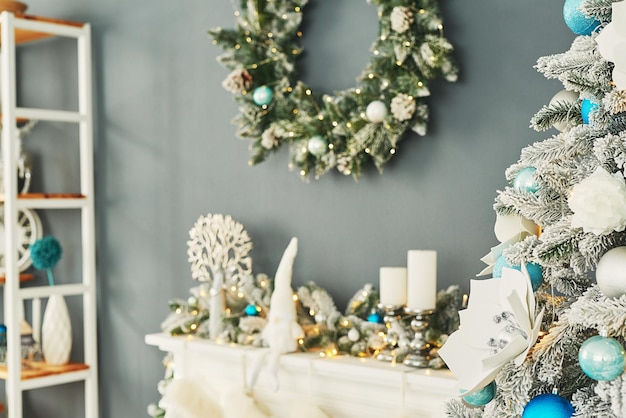 Sala de estar de Natal. Fundo azul e branco da árvore de Natal da decoração. Celebração de Ano Novo. Feliz Natal e Feliz Ano Novo.