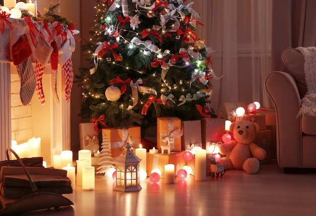 Sala de estar decorada com linda árvore de natal
