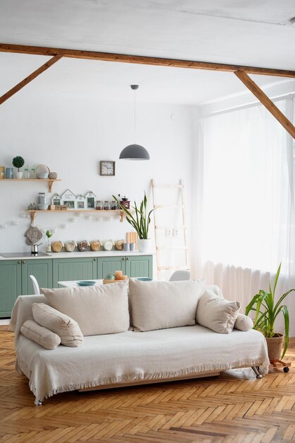 Foto sala de estar e cozinha fechadas manta branca piso de parquet estilo aconchegante escandinavo