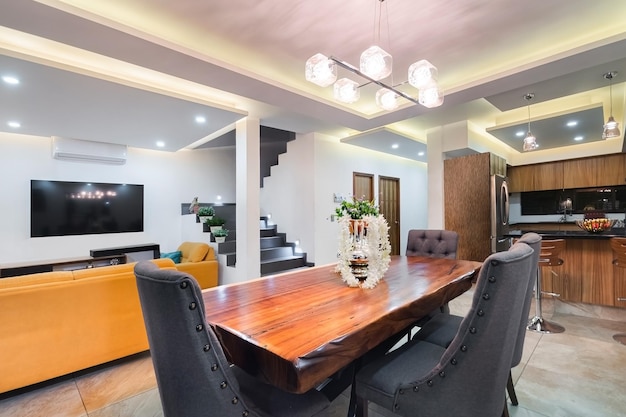 Sala de estar e jantar contemporânea arquitetura moderna interior poltronas laranja mesa de madeira maciça