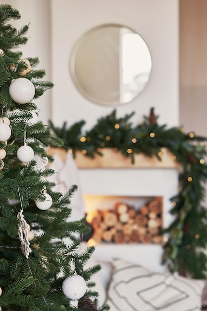 Sala de estar escandinava de Natal. Fundo verde e branco da árvore de Natal da decoração. Celebração de Ano Novo. Feliz Natal e Feliz Ano Novo.