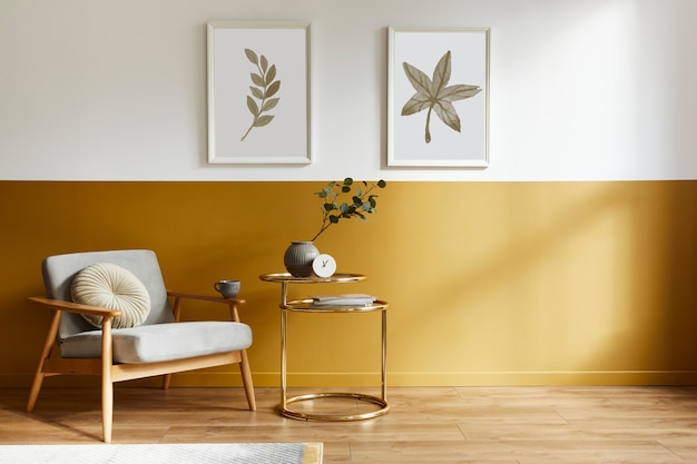 Sala de estar exclusiva com interior de estilo moderno, poltrona de design, mesa de centro elegante em ouro, molduras e flores em um vaso