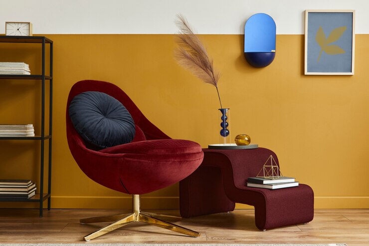 Foto sala de estar exclusiva com interior em estilo moderno com moldura de pôster, poltrona de veludo vermelho de design, móveis elegantes, decoração e acessórios pessoais na decoração da casa