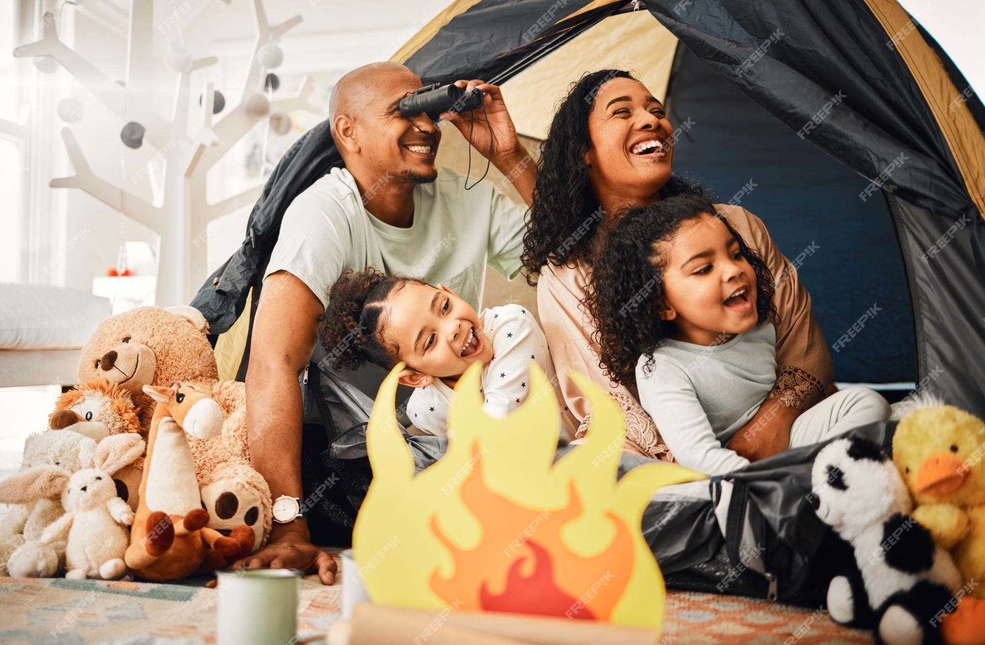 Sala de estar familiar e tenda com jogos infantis e brinquedos para unir  amor e brincar juntos pais meninas e olhar com a mãe pai ou jogo de  acampamento em casa com