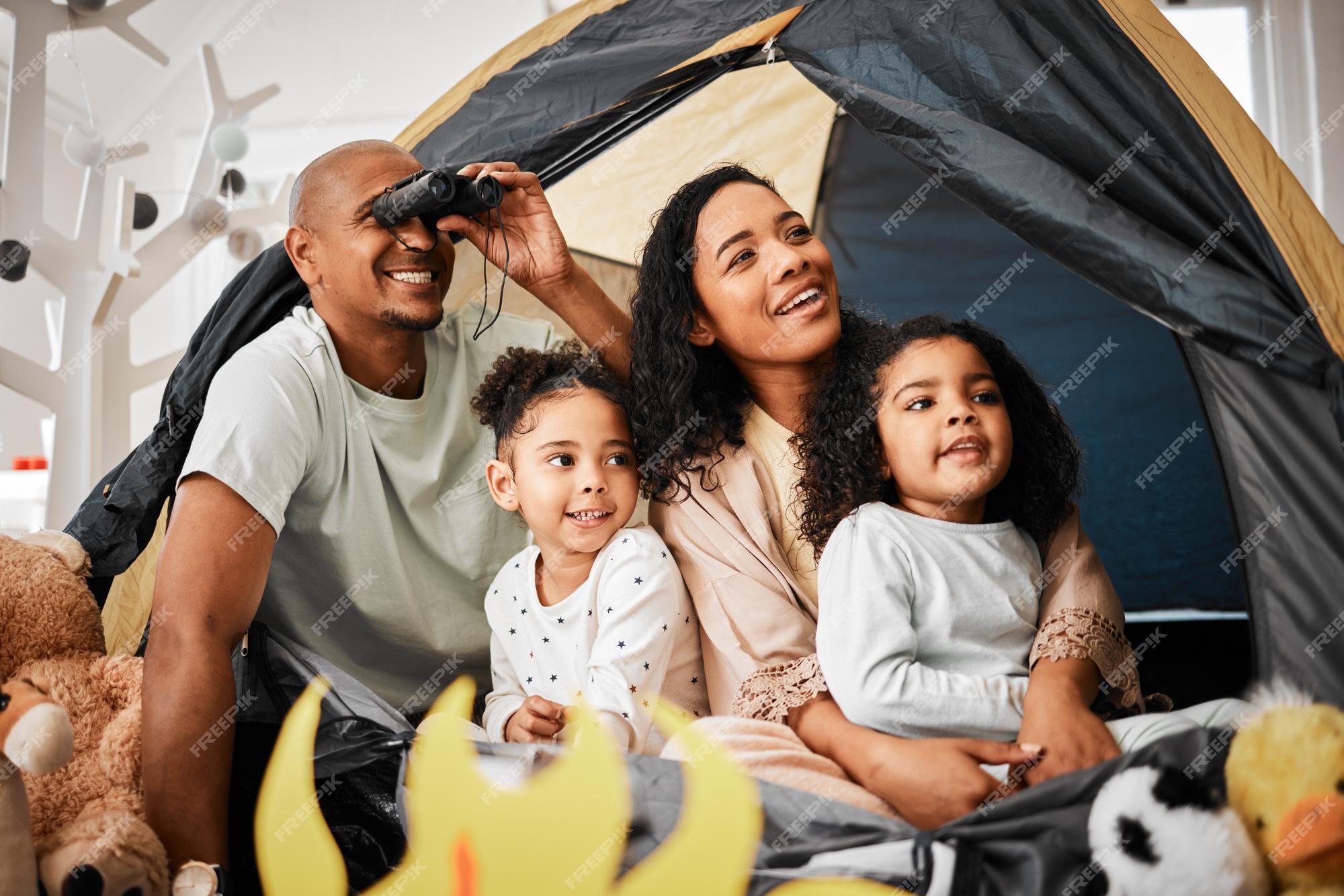 Sala de estar familiar e tenda com jogos infantis e brinquedos para unir  amor e brincar juntos pais meninas e olhar com a mãe pai ou jogo de  acampamento em casa com