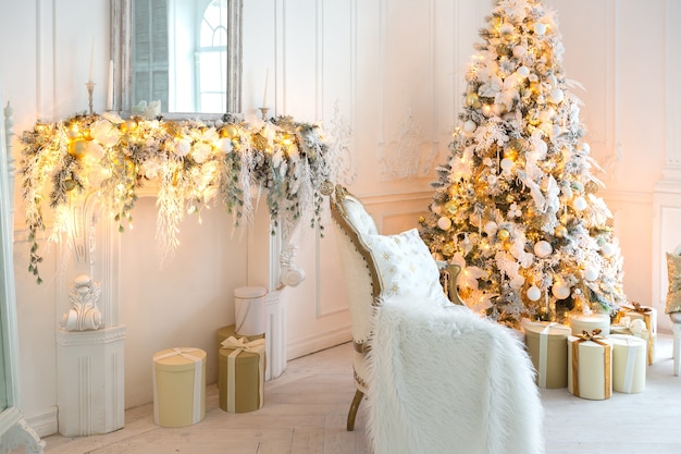 Sala de estar interna luxuosa e cara em estilo real, decorada com uma árvore de Natal e grandes janelas