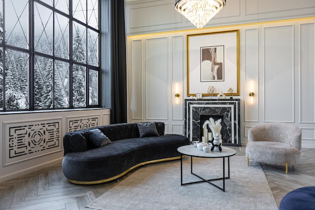 sala de estar moderna em um estilo histórico com uma lareira de mármore em um chic interior brilhante caro de um apartamento enorme sem pessoas durante o dia