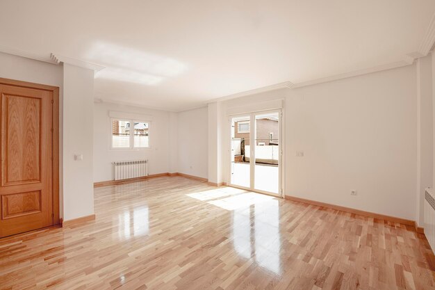 Foto sala de estar vazia de nova casa isolada com piso em parquet