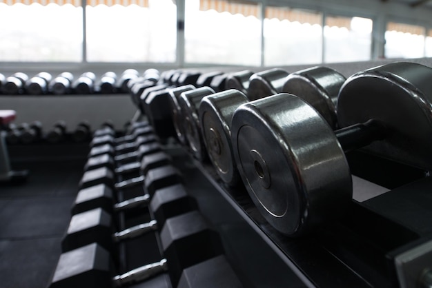 Sala de ginástica moderna com equipamentos e máquinas