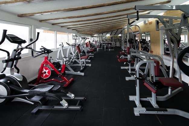 Sala de ginástica moderna com equipamentos e máquinas