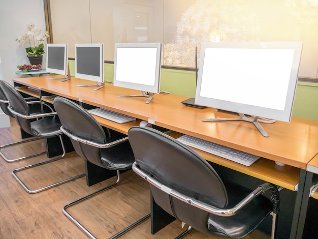 Foto sala de informática, escritório e mesa de trabalho. exposição branca e preta com trajeto de grampeamento.