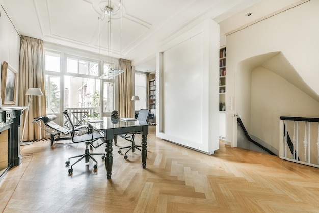 Sala de jantar bem iluminada com mesa e cadeiras decorativas