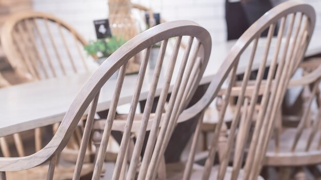 Sala de jantar moderna com mesa de jantar em estilo escandinavo. Ideia de conceito de tempo para festas em família. Móveis de madeira de estilo vintage com conceito de casa para decoração