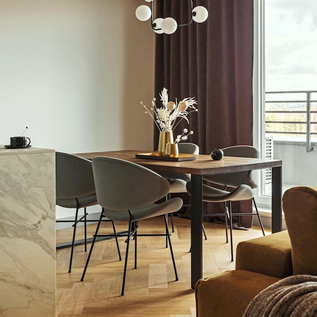 Sala de jantar moderna e vintage com mesa de madeira marrom, cadeiras cinzentas e lustre elegante