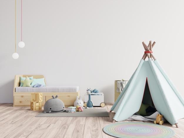 Sala de jogos infantil com tenda e mesa, sentado atrás da parede branca, boneca.