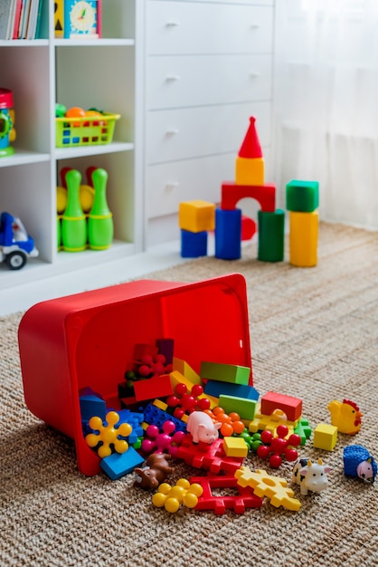 Sala de jogos infantis com brinquedos de blocos educacionais coloridos de plástico. Andar de jogos para o jardim de infância de pré-escolares. quarto interior das crianças. Espaço livre. mock up de fundo