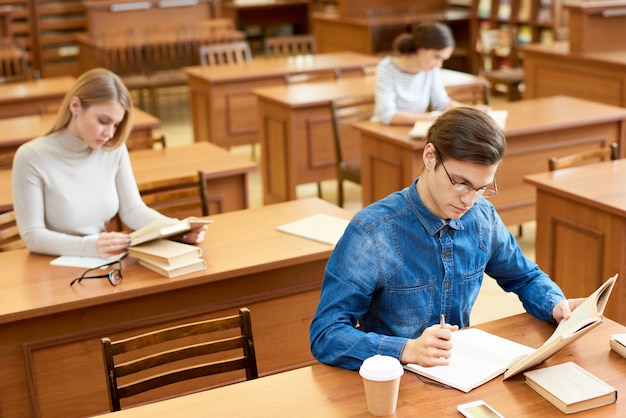 Sala de leitura na Universidade Moderna