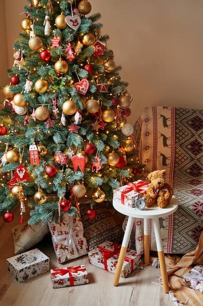 Sala de natal com árvore de natal e sofá.