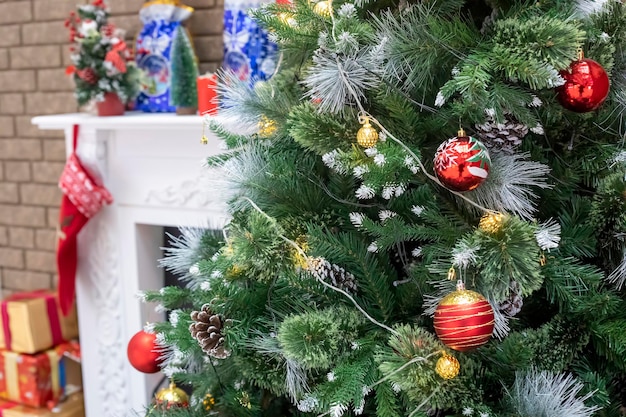 Sala de Natal decorada para o ano novo com uma bela árvore de abeto e lareira