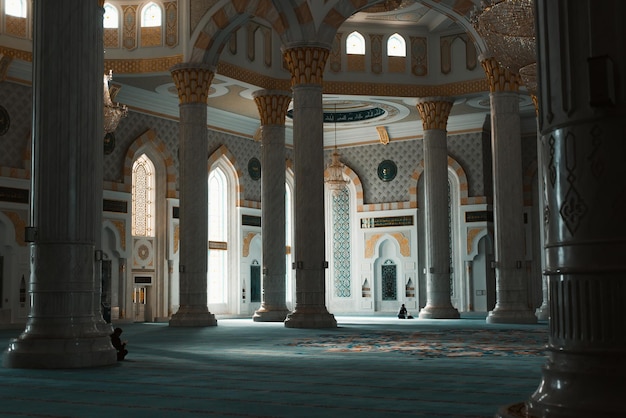 Sala de oração da mesquita dentro do templo religioso muçulmano cazaquistão astana 05102022
