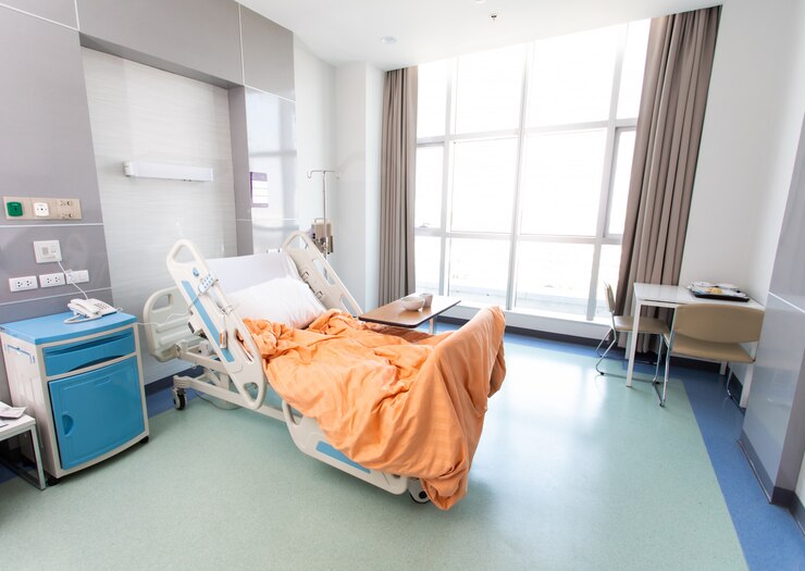 Foto sala de recuperação com camas e confortáveis médicos. interior de um quarto de hospital vazio. quarto limpo e vazio com uma cama no novo centro médico
