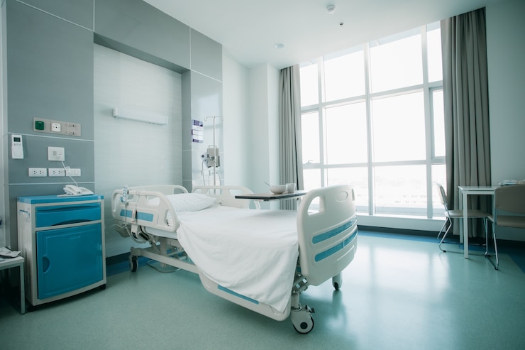 Foto sala de recuperação com camas e confortáveis médicos. interior de um quarto de hospital vazio. quarto limpo e vazio com uma cama no novo centro médico