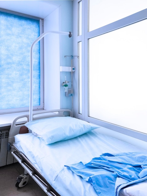 Foto sala de recuperação sala de hospital limpa e vazia com cama no centro médico